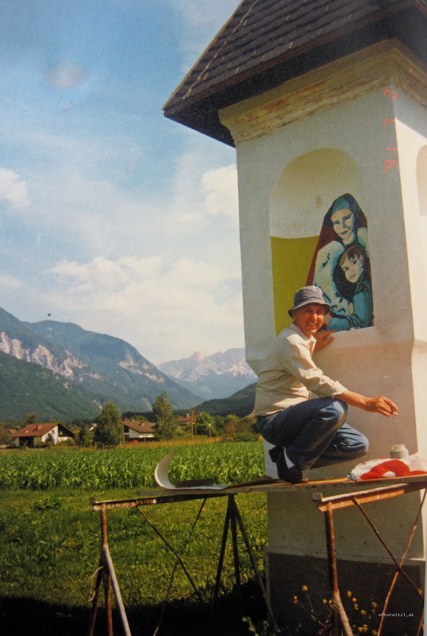 Otto Reitzl bei der Arbeit am 6 Meter hohen Bildstock in Ferlach 1