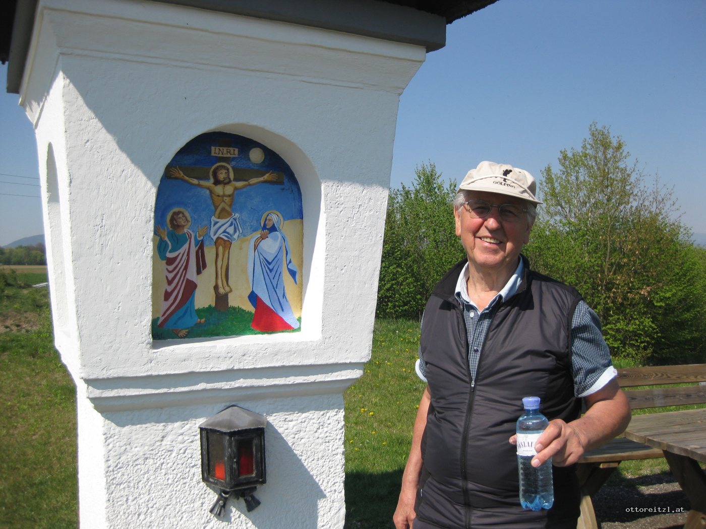 Otto Reitzl vor dem fertiggestellten Bildstock in Grafenstein 1